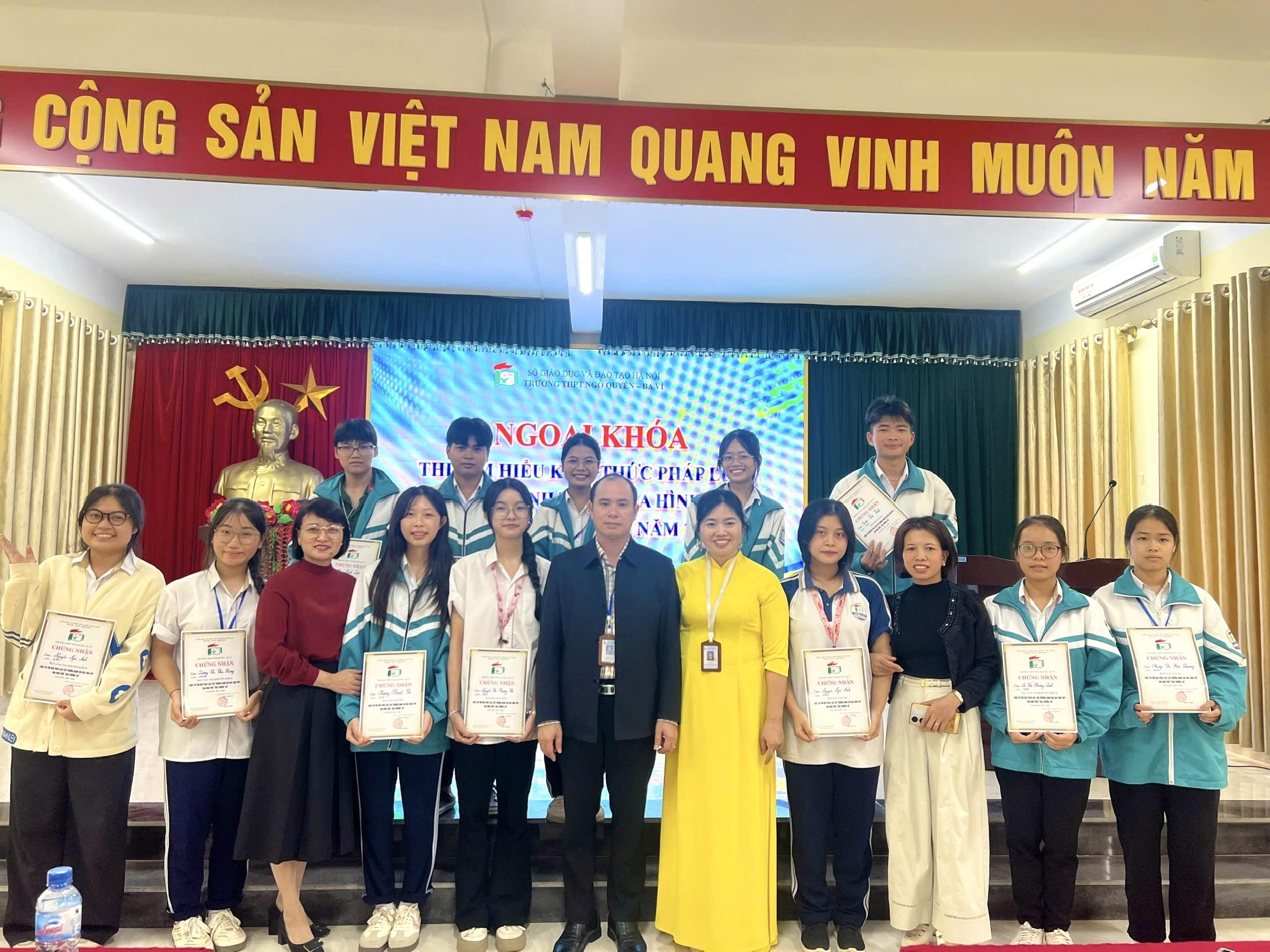 Ngoại khóa khóa tìm hiểu Pháp luật cho học sinh THPT qua hình thức “đấu trường 100” tại trường THPT Ngô Quyền - Ba Vì
