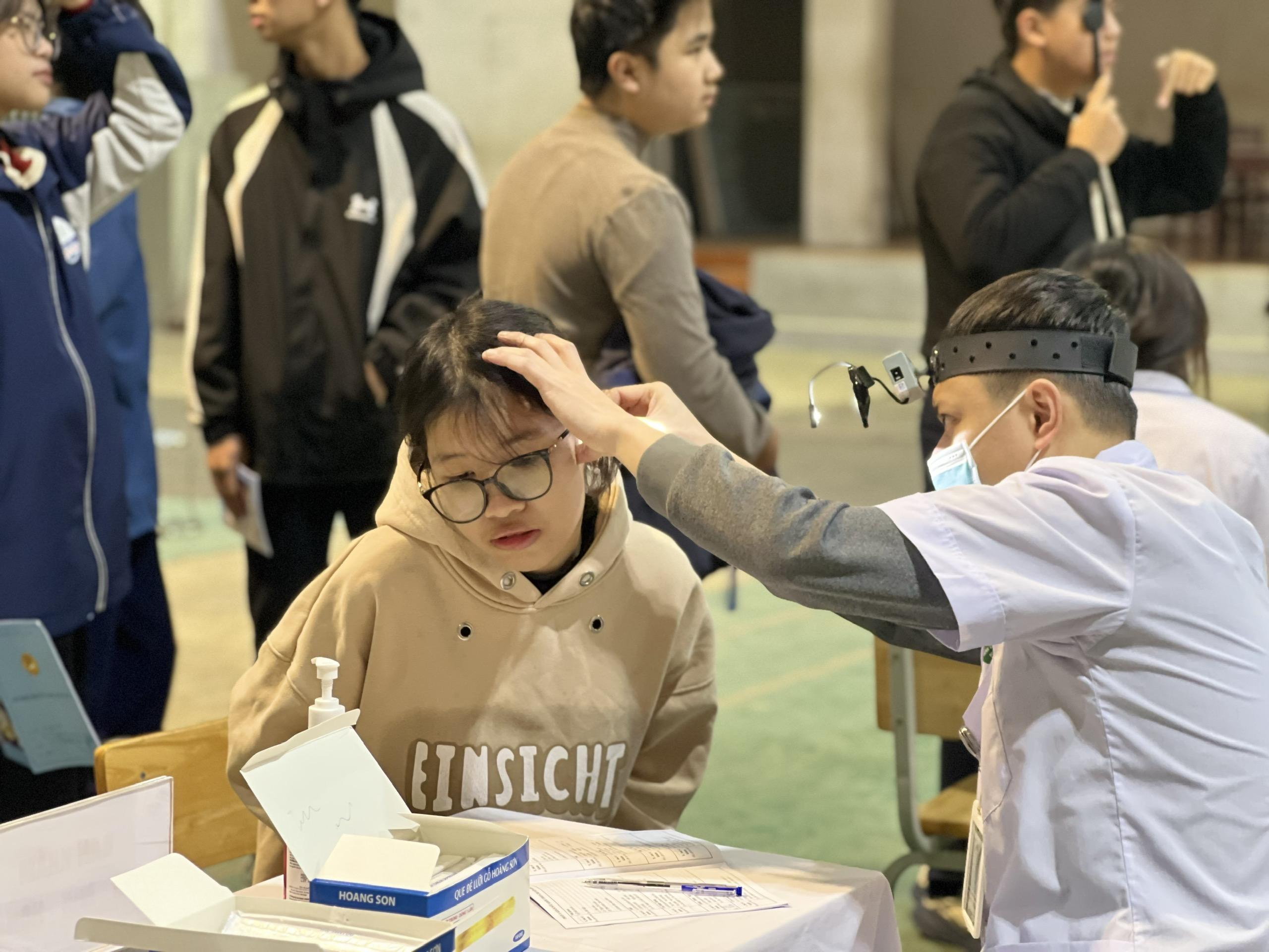 TRƯỜNG THPT NGÔ QUYỀN - BA VÌ TỔ CHỨC KHÁM SỨC KHỎE CHO HỌC SINH