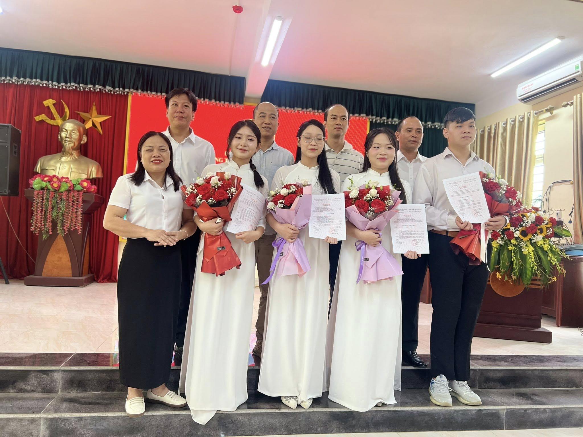 Chi bộ Đảng trường THPT Ngô Quyền - Ba Vì kết nạp đảng viên học sinh 